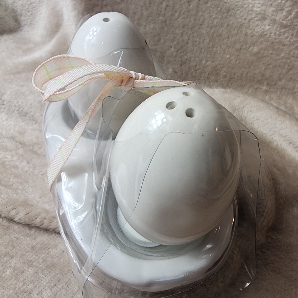 Rae Dunn White Ceramic Egg Salt And Pepper Shakers With Nest Tray New - Picture 7 of 11